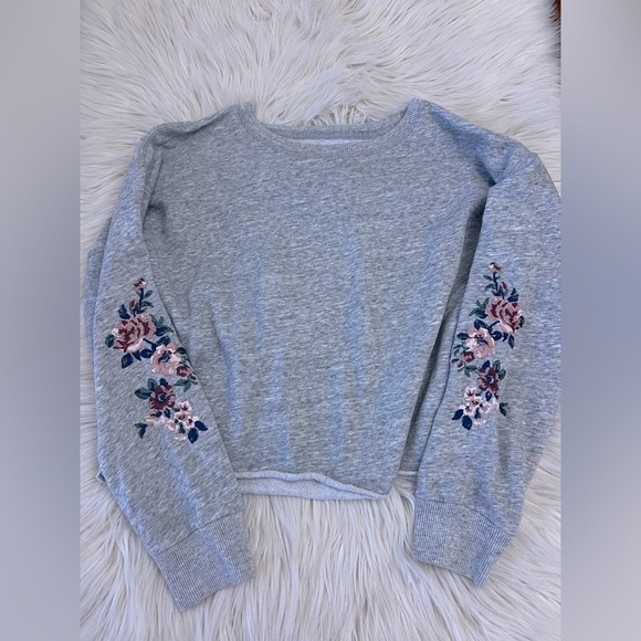 Abercrombie & Fitch Sweaters - Abercrombie & Fitch Gray Cropped Sweatshirt Small Floral Embroidered Sleeves